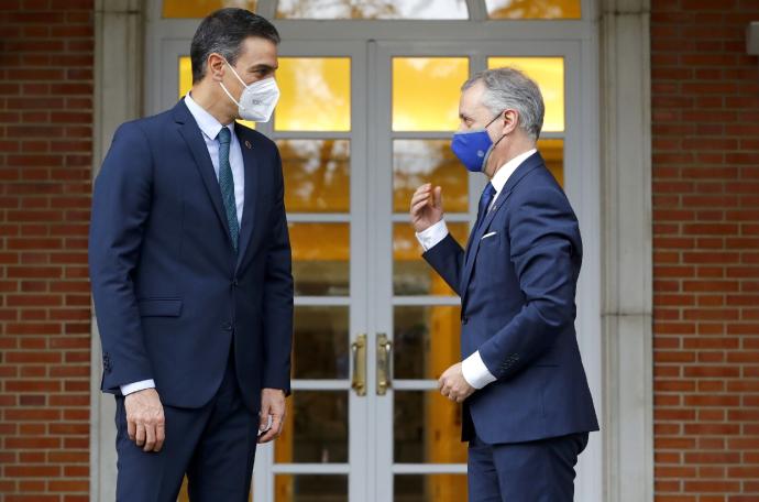 El presidente del Gobierno español, Pedro Sánchez, con el lehendakari, Iñigo Urkullu