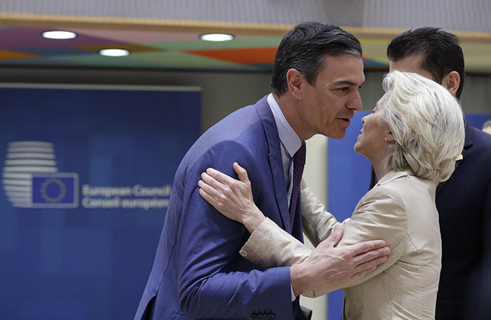 Sánchez saluda a Von der Leyen durante la reunión del Consejo Europeo.