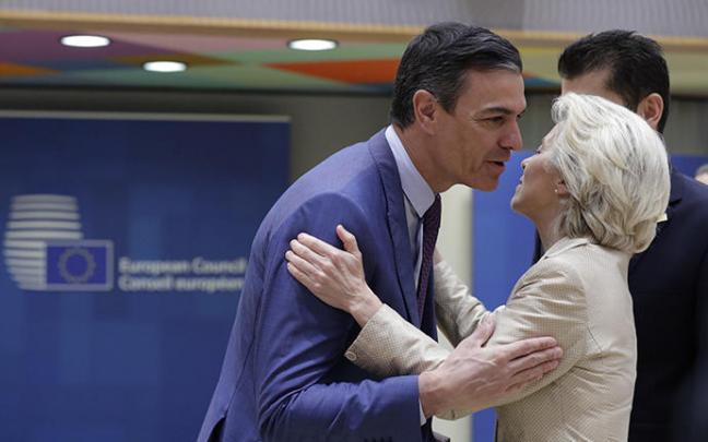 Sánchez saluda a Von der Leyen durante la reunión del Consejo Europeo.