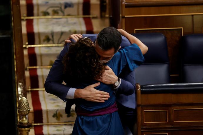 El presidente del Gobierno español, Pedro Sánchez, abraza a la ministra de Hacienda, María Jesús Montero