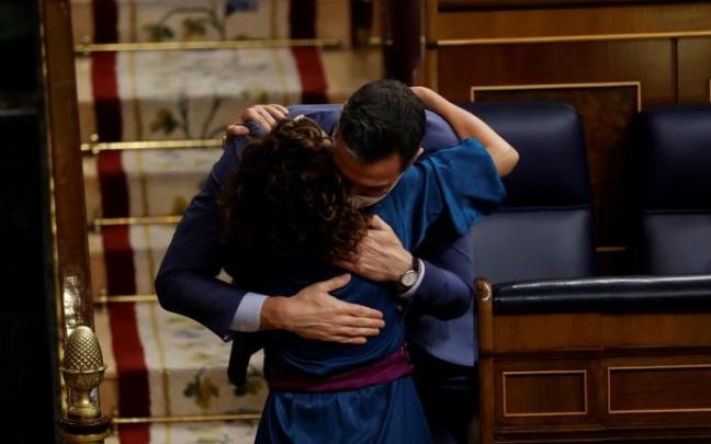 El presidente del Gobierno español, Pedro Sánchez, abraza a la ministra de Hacienda, María Jesús Montero