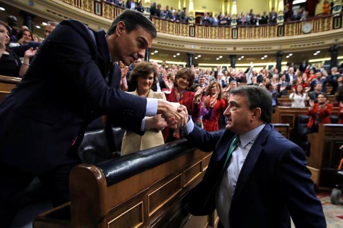 El presidente del Gobierno español, Pedro Sánchez, con el portavoz del PNV en el Congreso, Aitor Esteban