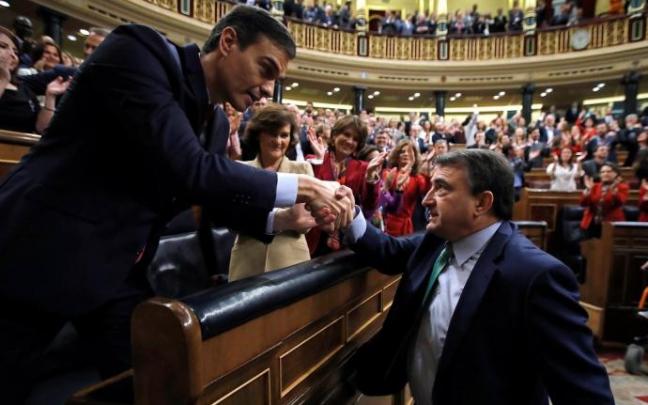 El presidente del Gobierno español, Pedro Sánchez, con el portavoz del PNV en el Congreso, Aitor Esteban El presidente del Gobierno español, Pedro Sánchez, con el portavoz del PNV en el Congreso, Aitor Esteban