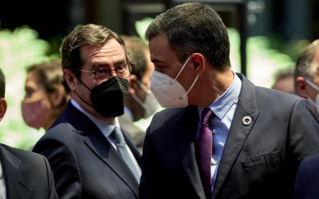 Pedro Sánchez junto al presidente de la CEOE, Antonio Garamendi Pedro Sánchez junto al presidente de la CEOE, Antonio Garamendi