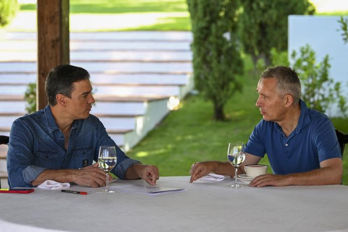 Pedro Sánchez, este domingo con el secretario general de la OTAN, Jens Stoltenberg.