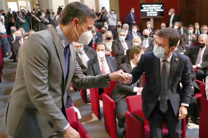 Pedro Sánchez y Pere Aragonés se saludan en un acto de la patronal catalana
