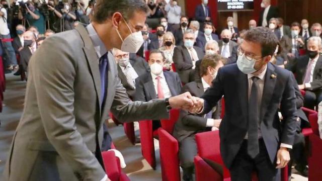 Pedro Sánchez y Pere Aragonés se saludan en un acto de la patronal catalana