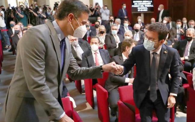 Pedro Sánchez y Pere Aragonés se saludan en un acto de la patronal catalana