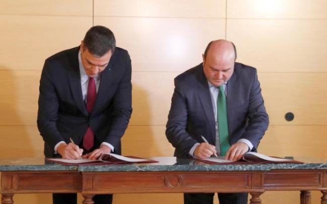 Pedro Sánchez y Andoni Ortuzar, durante la rúbrica del acuerdo con el PNV para respaldar la investidura del primero Pedro Sánchez y Andoni Ortuzar, durante la rúbrica del acuerdo con el PNV para respaldar la investidura del primero
