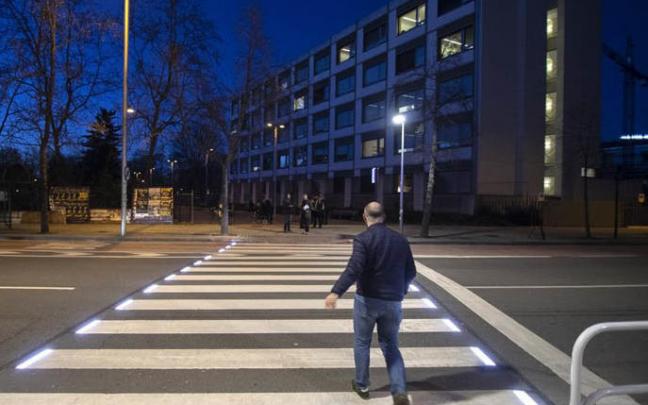 Un peatón cruzando un paso de cebra en la Avenida Sancho el Fuerte de Pamplona.
