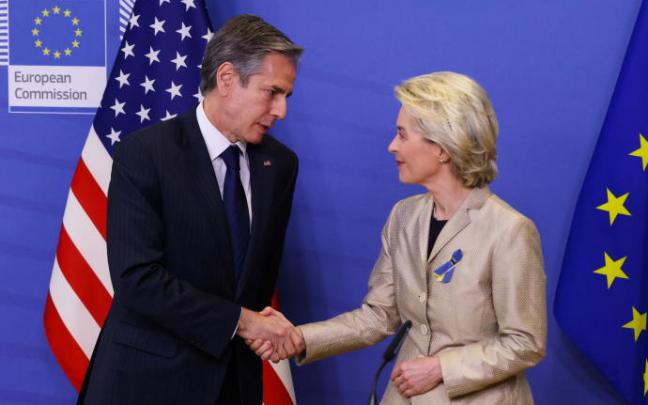 El Secretario de Estado, Antony Blinken, es recibido por la Presidenta de la Comisión Europea, Ursula von der Leyen.