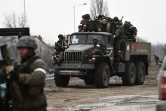 Un grupo de soldados rusos en la ciudad de Armyansk, al norte de Crimea.