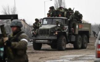Un grupo de soldados rusos en la ciudad de Armyansk, al norte de Crimea.