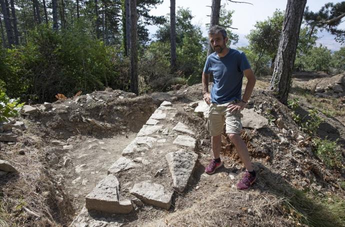 El historiador y responsable del proyecto, Iñaki Sagredo, junto a los restos de la ermita de San Cristóbal.