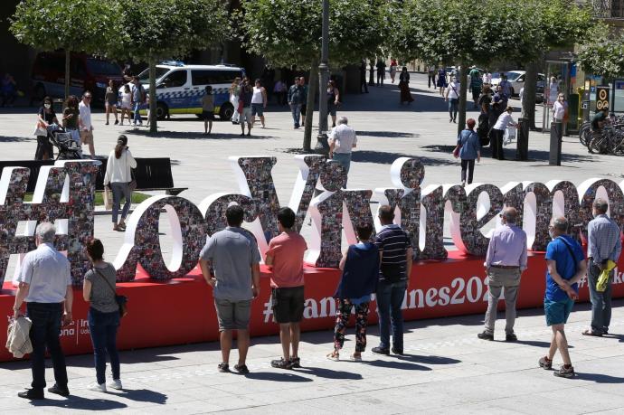 Escultura sobre los Sanfermines en la Plaza del Castillo de Pamplona.