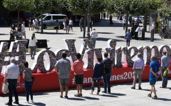 Escultura sobre los Sanfermines en la Plaza del Castillo de Pamplona.