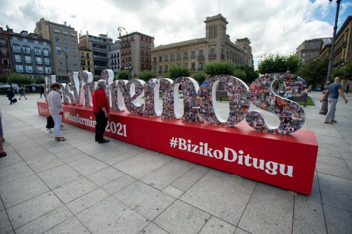 Instalación con fotografías de recuerdos sanfermineros, para recordar a la ciudadanía la suspensión de las fiestas de San Fermín 2021 a causa del coronavirus.