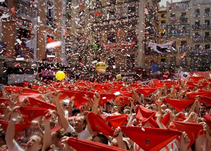 Pañuelos rojos al aire en el Chupinazo de Sanfermines.