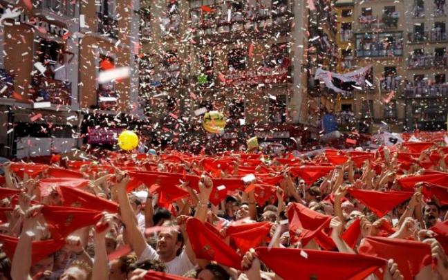 Pañuelos rojos al aire en el Chupinazo de Sanfermines.