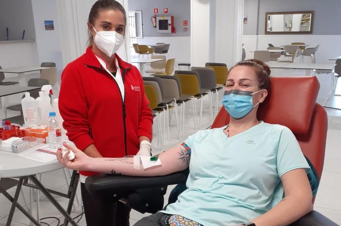Una joven en una donación de sangre.