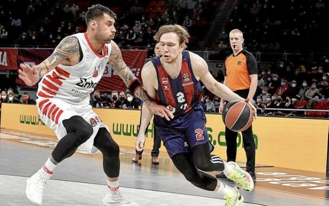 Raieste trata de dejar atrás a Printezis en el reciente partido ante el Olympiacos. Foto: Área 11