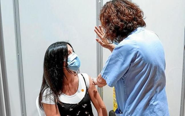 Todas las comunidades empiezan a avanzar en la vacunación de la franja de edad entre 40 y 49 años. Foto: Efe