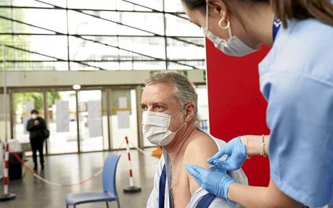 El lehendakari recibió ayer la primera dosis de la vacuna en el pabellón Landako de Durango. Foto: Irekia