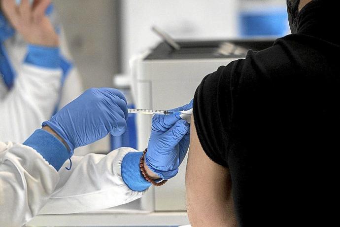 Una persona recibe la vacuna contra el coronavirus. Foto: E.P.