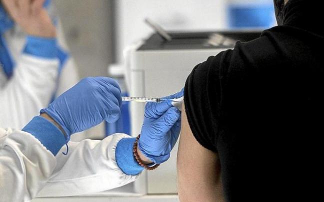 Una persona recibe la vacuna contra el coronavirus. Foto: E.P.