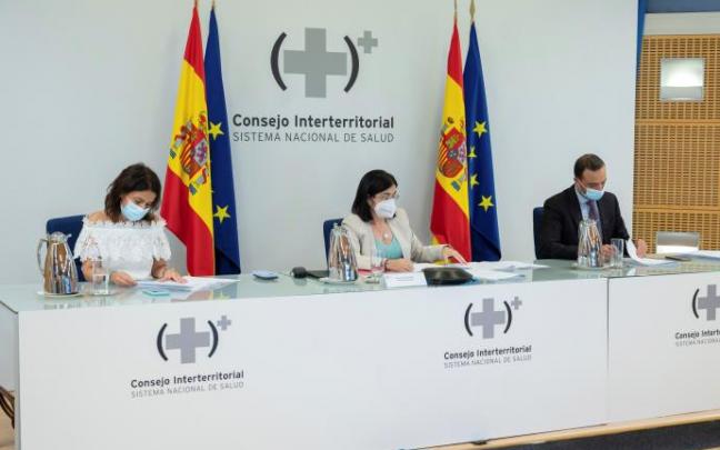 La ministra de Sanidad, Carolina Darias (centro), durante la reunión del Consejo Interterritorial.