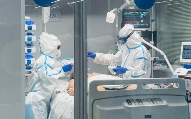 Sanitarios atienden a un paciente covid en una UCI. Sanitarios atienden a un paciente covid en una UCI.