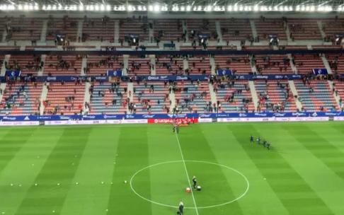 Los sanitarios retiran en camilla al aficionado, ovacionado por el público.