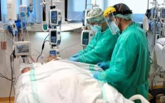 Sanitarios atienden a un paciente en la UCI. Sanitarios atienden a un paciente en la UCI.