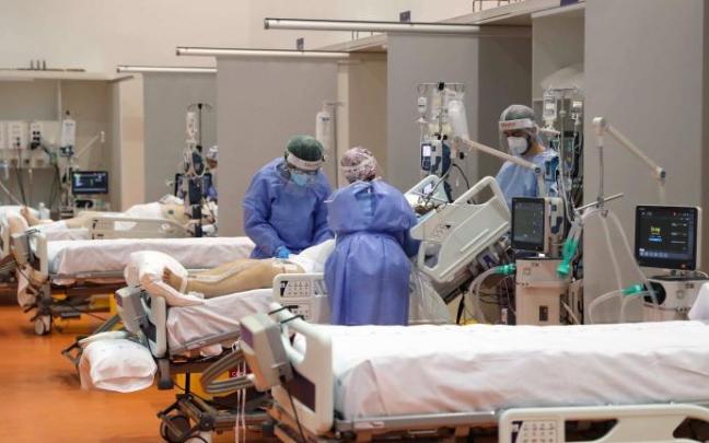 Sanitarios atendiendo en la UCI a pacientes graves con coronavirus.