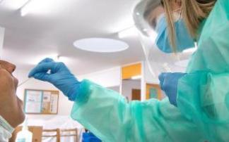 Una sanitaria realiza una prueba PCR Una sanitaria realiza una prueba PCR