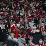 Aficionados del Athletic festejan un gol en San Mamés.