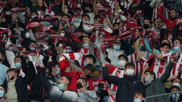 Aficionados del Athletic festejan un gol en San Mamés.