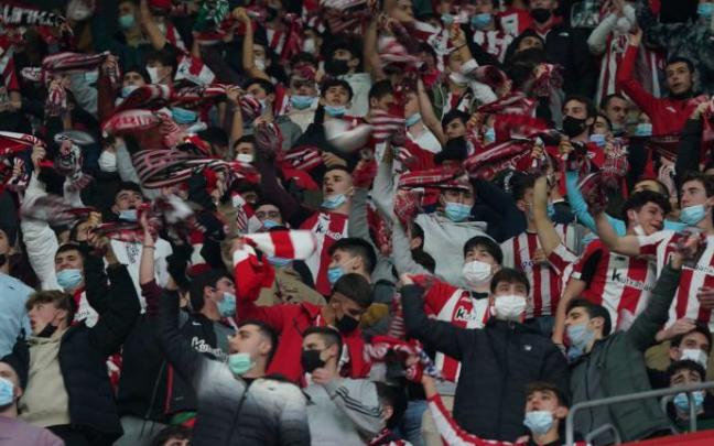 Aficionados del Athletic festejan un gol en San Mamés. Aficionados del Athletic festejan un gol en San Mamés.