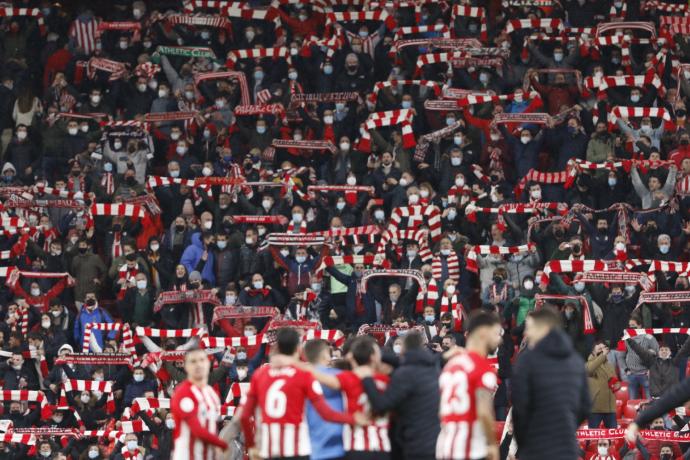 Los aficionados del Athletic celebran el pase a cuartos de final.