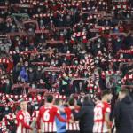 Los aficionados del Athletic celebran el pase a cuartos de final.