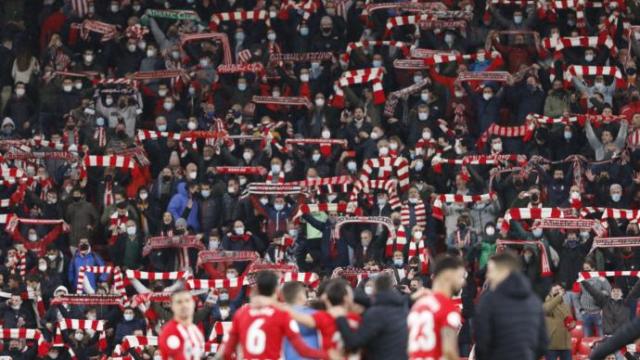 Los aficionados del Athletic celebran el pase a cuartos de final.