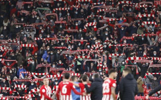 Los aficionados del Athletic celebran el pase a cuartos de final.