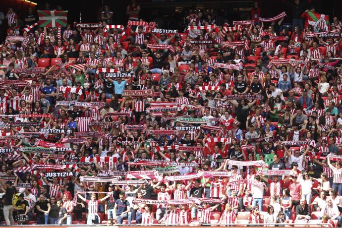 La afición del Athletic anima al equipo en un partido en San Mamés.