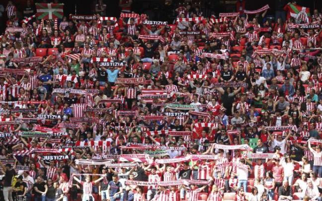 La afición del Athletic anima al equipo en un partido en San Mamés. La afición del Athletic anima al equipo en un partido en San Mamés.