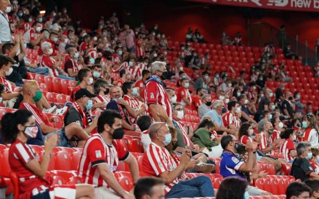 Vuelta del público a San Mamés en el partido ante el Barcelona.