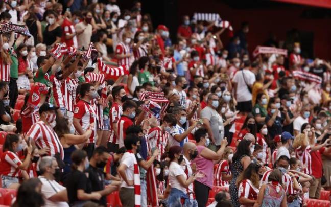 Aficionados de Athletic y Real Sociedad en un derbi disputado en San Mamés.