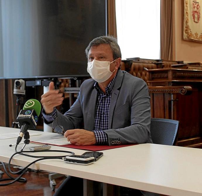 El alcalde Santano, ayer, en la Sala Capitular del ayuntamiento.