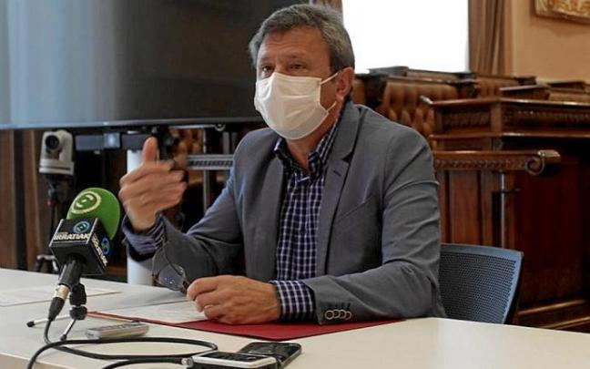 El alcalde Santano, ayer, en la Sala Capitular del ayuntamiento.