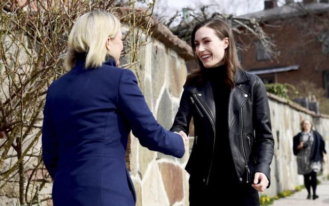 Sanna Marin (d) saluda a la primera ministra de Suecia, Magdalena Andersson.
