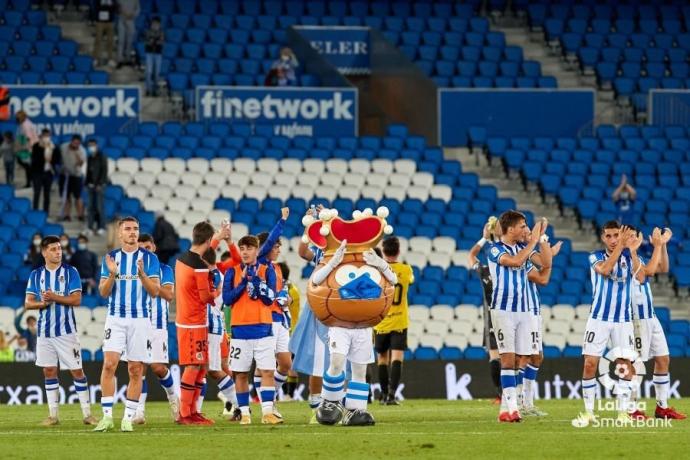 Los jugadores del Sanse agradecen su apoyo a la afición en un Anoeta casi vacío